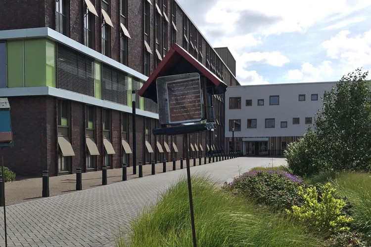 Gedichten onder dak bij het ziekenhuis in Scheemda