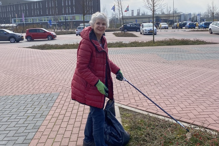 Helpen bij opruimen ziekenhuisterrein 